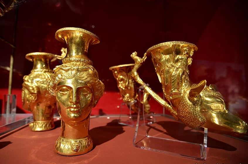 Панагюрското златно съкровище ще бъде включено в изложбата "Лукс и власт: от Персия до Гърция" в Британския музей в Лондон, която проследява връзката между...