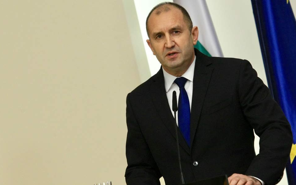 Президентът Румен Радев издаде указ за насрочване на парламентарните избори на 4 април. Той предлага и изменения в Изборния кодекс, коментират от Дойче...