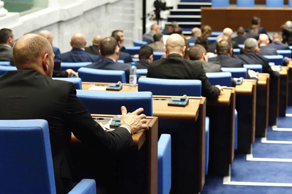 Председателят на Народното събрание Росен Желязков свиква извънредно заседание на парламента на утре от 10:00 часа, съобщиха от пресцентъра на институцията. 
Единствена...