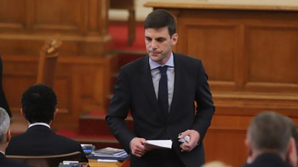 Почти цялото правителство е в парламента, за да застане зад председателя на Народното събрание Никола Минчев, както и да присъства на първо четене на актуализацията...
