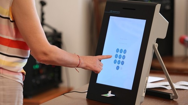 
Районната избирателна комисия в Сливен има готовност да постави пет специализирани устройства за електронно машинно гласуване (СУЕМГ), с цел практическо...