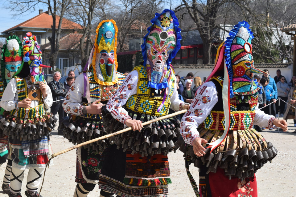 Пет кукерски групи от община „Тунджа“ представиха достойно тунджанските кукерски традиции на три маскарадни фестивала, които се проведоха през почивните...