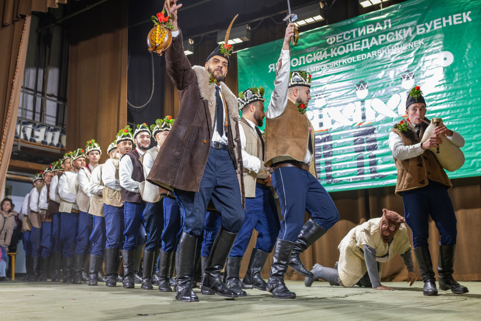 Пет поколения коледари пресъздадоха уникалния ямболски мъжки буенек в квартал „Каргон“ на 22 декември. Дядовци, бащи, синове, внуци и правнуци представиха...