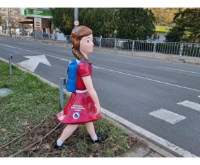 Пет триизмерни кукли за заостряне вниманието на водачите са поставени край пешеходни пътеки в Сливен