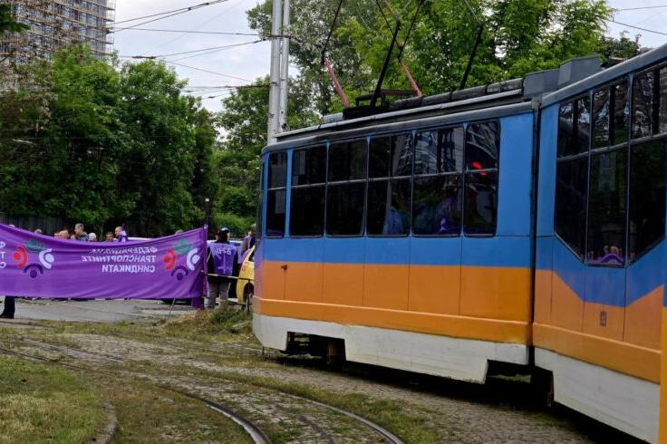 Пети ден продължава протестът на работещите в градския транспорт на София. И днес столицата осъмна без трамваи, тролеи и автобуси. Метрото продължава да...