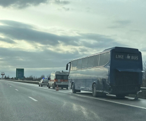 Петима пострадали при сблъсък на камион с украински автобус на магистралата