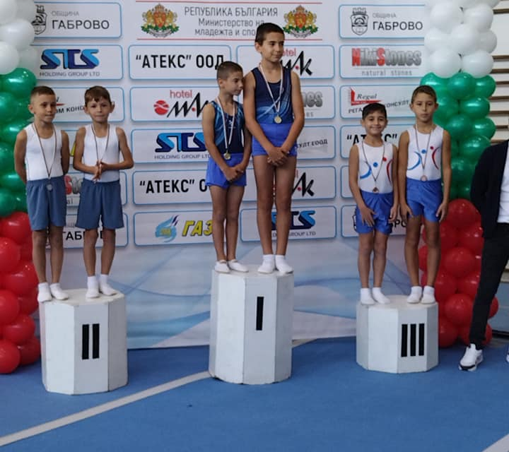 Децата от Спортен клуб по скокове на батут „Енчо Керязов“ (СКСБ „Енчо Керязов“) разбиха конкуренцията и станаха първи в страната в отборната надпревара...