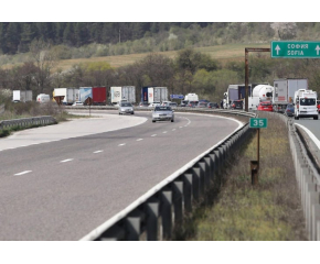 В петък и събота се ограничава движението на камиони в участъка от петия до 23-ия км на АМ „Тракия“