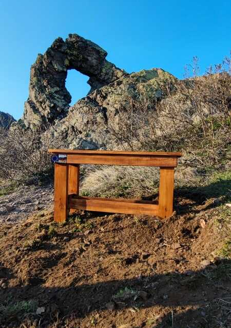 Доброволци поставиха "Пейка за снимки" в близост до скалния феномен Халката в планината край Сливен. Това съобщиха от Дирекцията на Природен парк "Сините...