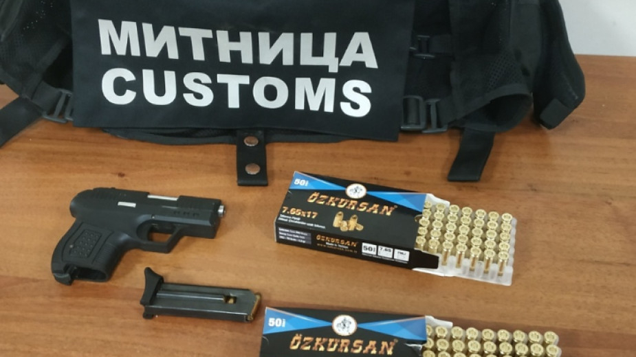 Митничари от пункта в Лесово откриха пистолет без надписи и сериен номер, както и 106 бойни патрона в дамска чанта на пътничка от България, съобщиха от...