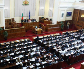 Пленарната зала продължава с правилника за дейността на парламента