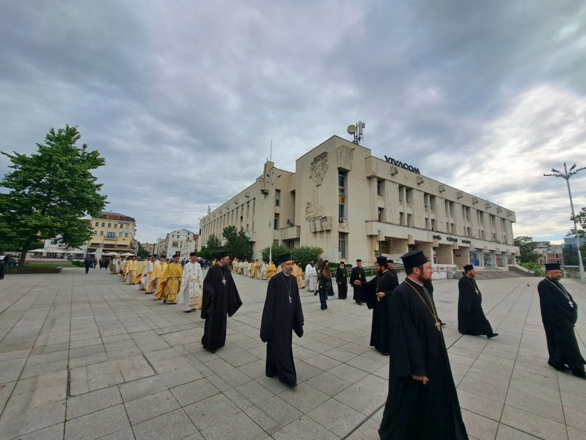 Над 13 владици и 2000 гости участват в днешната мащабна литургия, която пловдивския митрополит Николай отслужва на градския площад.
Тя е по повод 1700...