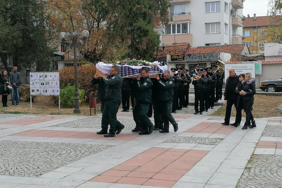 С почести изпращат младши инспектор Петър Бъчваров в последния му път. В момента се провежда поклонението пред тленните останки на граничния полицай. Посмъртно...