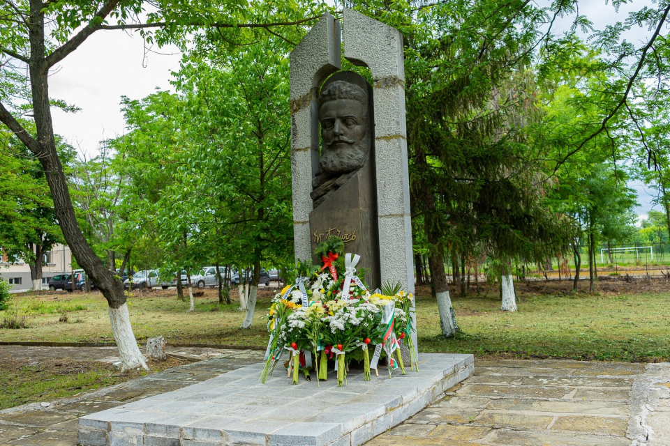 В двора на Професионалната гимназия по земеделие „Христо Ботев“ ще се проведе традиционната церемония по отбелязването на 2 юни - Ден на Ботев и на загиналите...