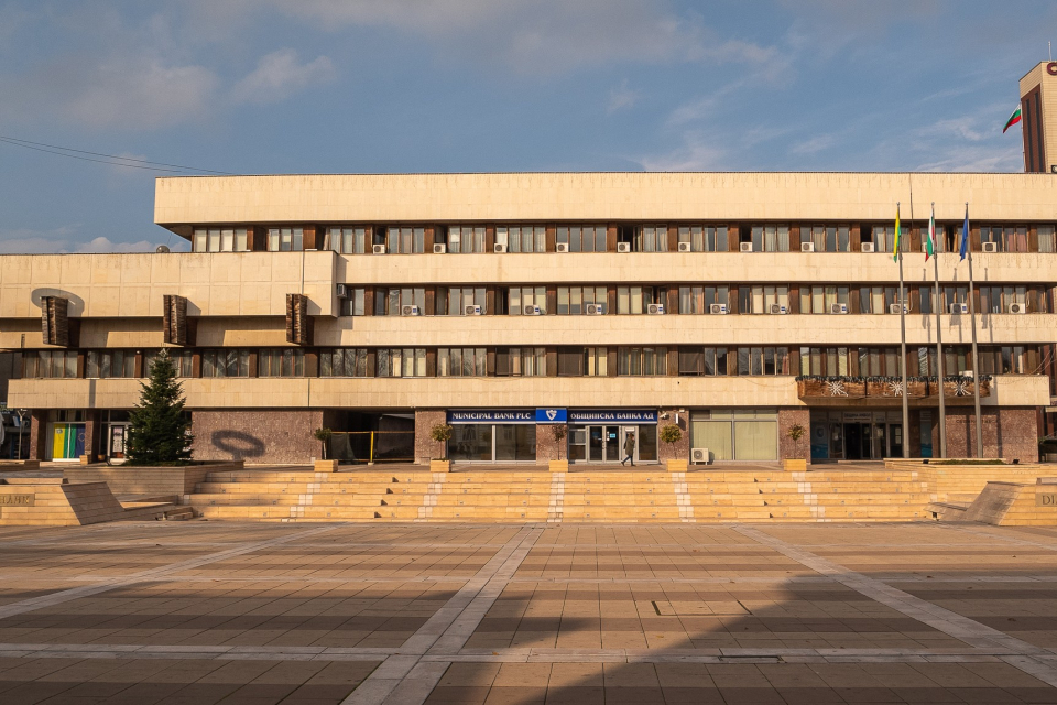 Започна подготовката за изпълнение на строително-монтажните работи по административната сграда на Община Ямбол. Проектът допълва и надгражда местните мерки...