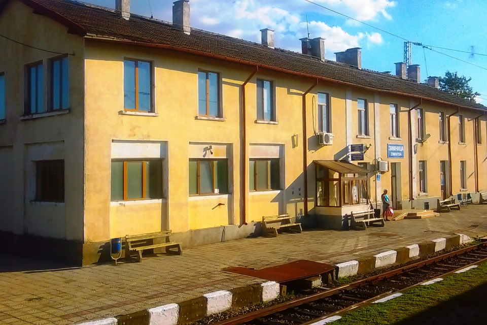 Договорът за реконструкция на стрелковото развитие на гара Зимница и рехабилитация на контактната мрежа в гарите Зимница и Стралджа вече е подписан, съобщиха...