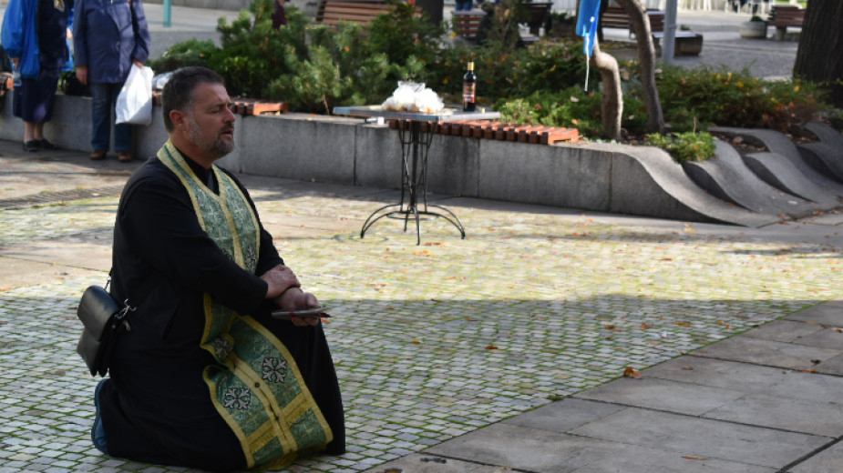 На Архангелова задушница в Сливен бе възстановена традицията по полагане на венци и цветя пред паметника на 56 войници и офицери, банкови служители, загинали...