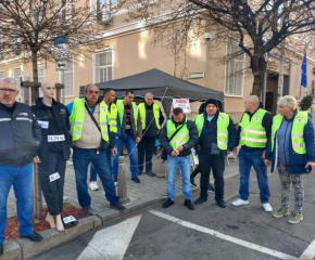 Полицаи и надзиратели с протестна разпродажба в София