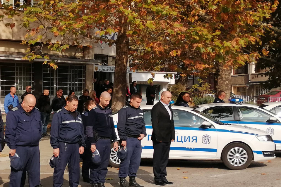 Точно в 12,00 часа днес с минута мълчание, свалени шапки, включени светлини и сирени на служебните автомобили полицията в Сливен отдаде почит на загиналия...
