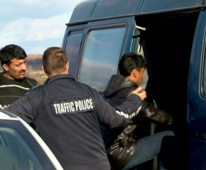 Полицай е задържан, докато превозва нелегални мигранти по АМ „Тракия“