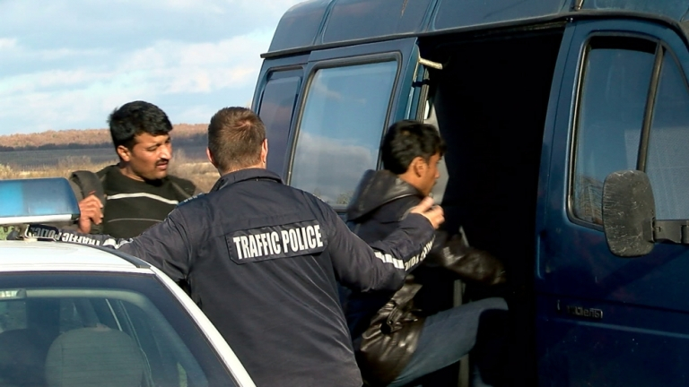 Служител на МВР е арестуван, след като е установен да превозва нелегални мигранти по автомагистрала (АМ) „Тракия“, съобщиха от областната дирекция на...