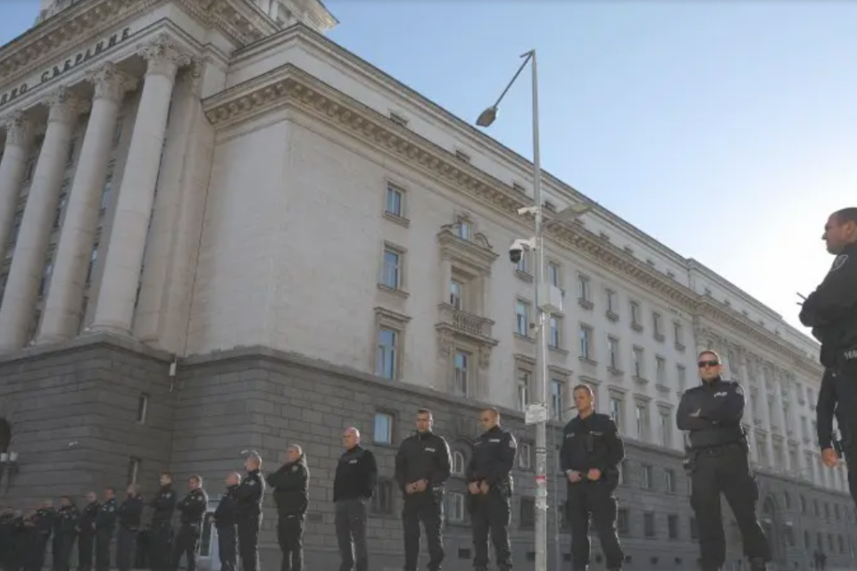Полицай почина в София, след като е отишъл на дежурство при сградата на Народното събрание, съобщиха от МВР.
Това се е случило рано сутринта. На полицейския...