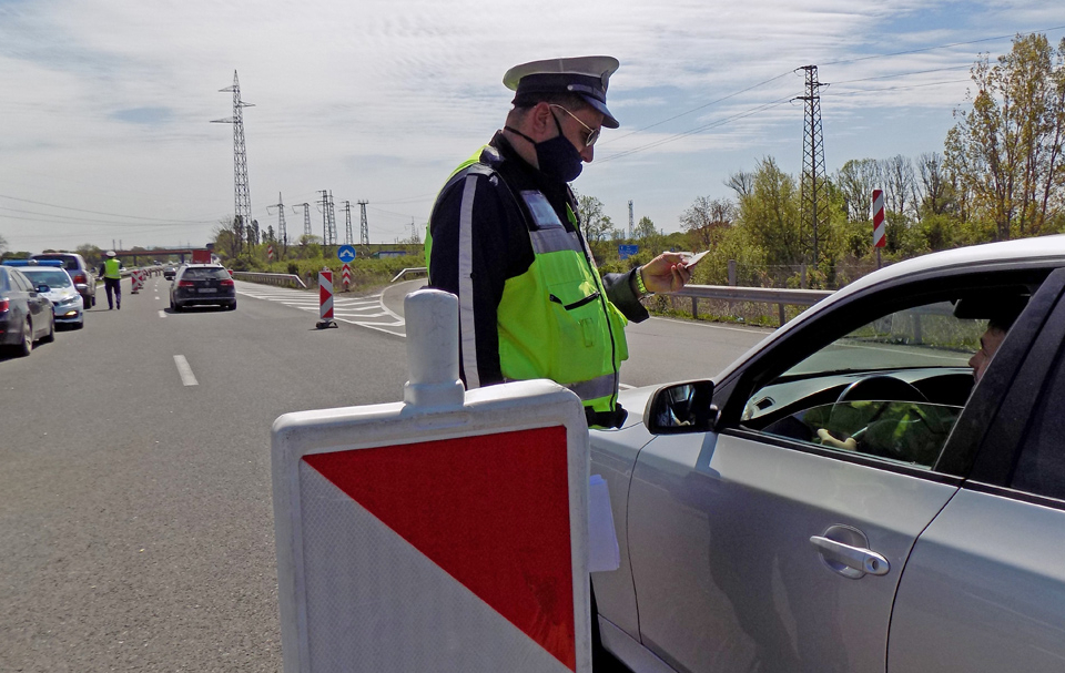 МВР в Бургас изгражда 7 контролно-пропускателни пунктове, за да огранича мигрантският натиск към магистрала „Тракия“, заедно със служители на жандармерията....