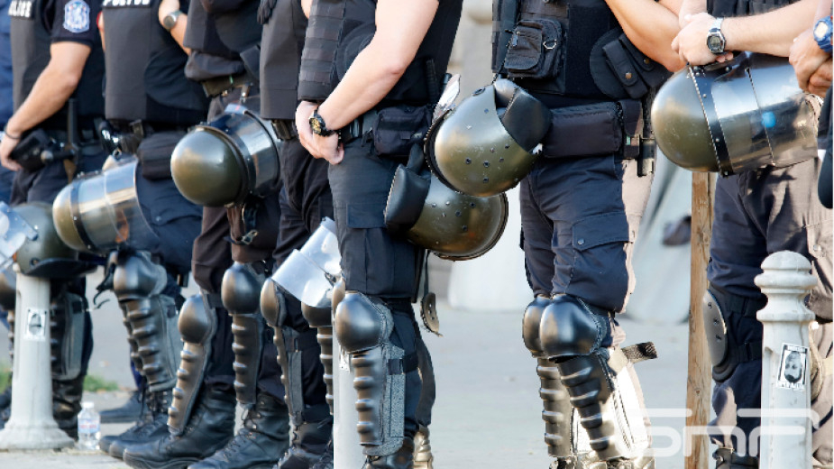 Полицаи провеждат втори национален протест пред сградата на Народното събрание с искане за 30-процентно увеличение на заплатите им. В близост до тях -...