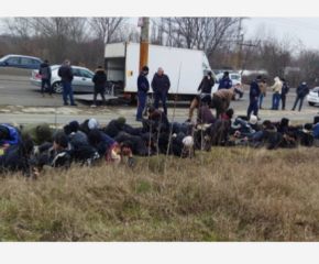 Полицията в Бургас откри група мигранти, изоставени в камион