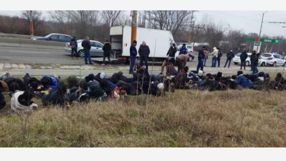 Група от 61 мигранти е задържана на пътя от Средец към Бургас. Хората са открити в аварирал товарен автомобил. 
Товарният автомобил пука гума гума и спира,...