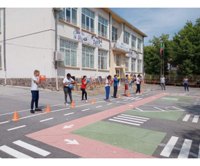 Полицията в Ямбол организира състезание "Ваканция, здравей! Да играем безопасно!" за децата 