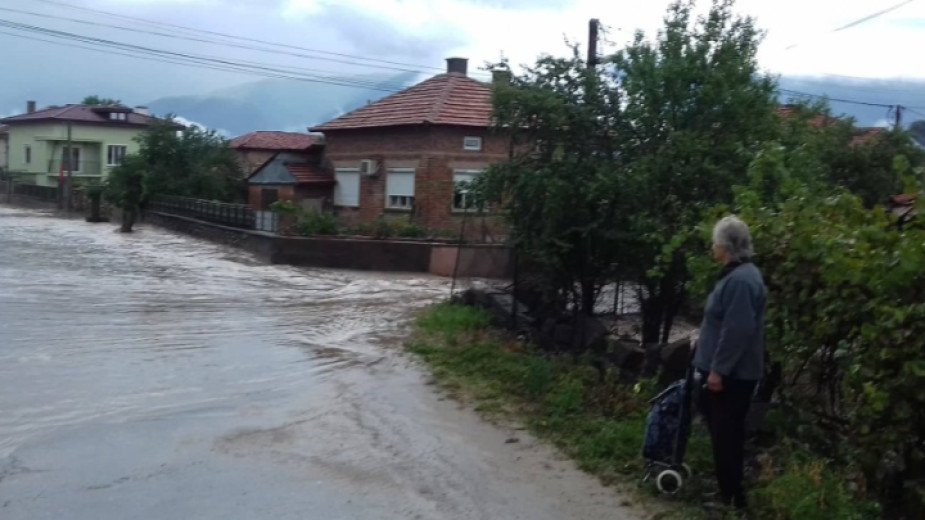 Втора приливна вълна заля около 11,30 часа село Каравелово, което е едно от пострадалите от наводненията в Карловско села. Там е блокиран и екипът на Радио...