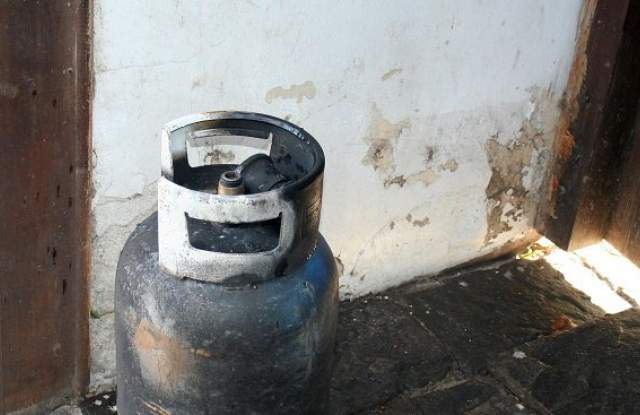 Взрив на газова бутилка е причинила материални щети в апартамент в град Твърдица, обитаван от 87-годишна жена. На място е пристигнал екип на РСПБЗН-Твърдица,...