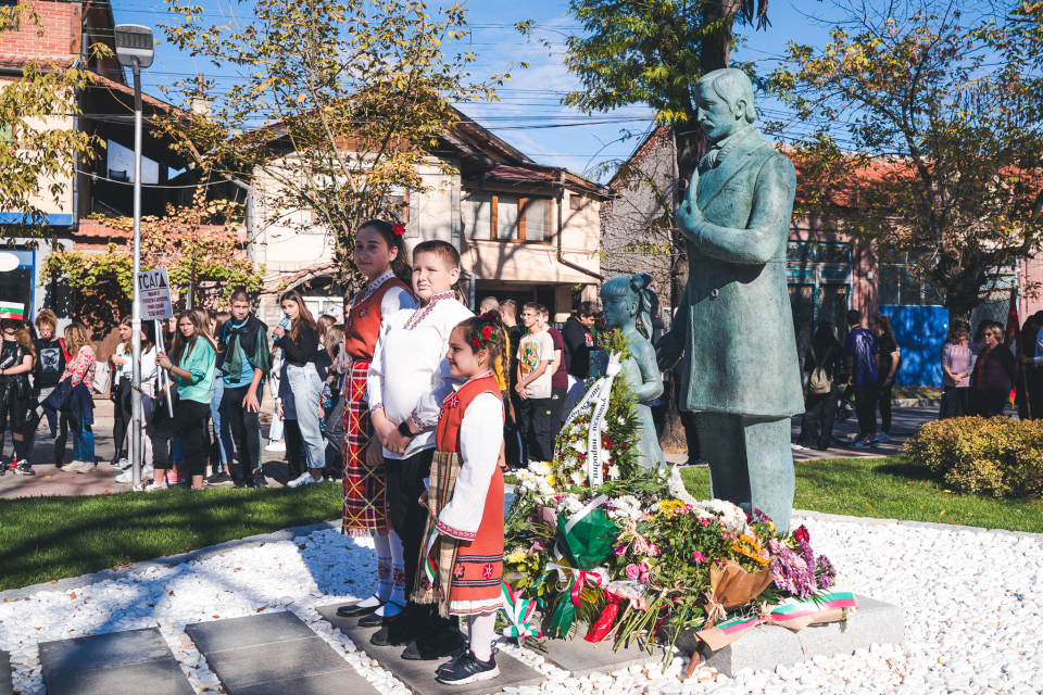 С тържествена церемония и шествие Ямбол ще отдаде заслужена почит пред хората, които в различните периоди от вековната история на България са поддържали...