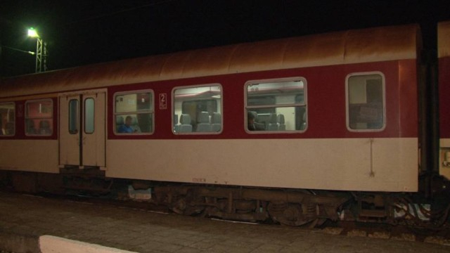 Бързият влак № 8651 от София за Варна престоя 175 минути в гара Търнак поради възникнала повреда в локомотива и извършване на последващ оглед от следствени...