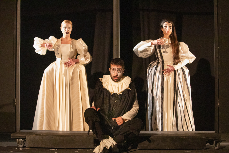 "Комедия от грешки“ от Уилям Шекспир на Драматичен театър „Невена Коканова“ привлича все повече зрители.
 Интересният сюжет, класическите теми и търсенето...