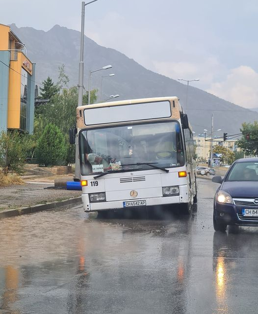 Пороен дъжд наводни централни улици и булеварди в Сливен днес. За 40 минути над града в ранния следобед са паднали 29 литра на квадратен метър, съобщиха...