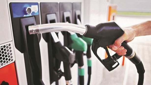 Днес за последно ще може да се зарежда гориво с отстъпка от 25 стотинки.
25-те стотинки отстъпка за бензина и обикновения дизел беше въведена като компенсация...