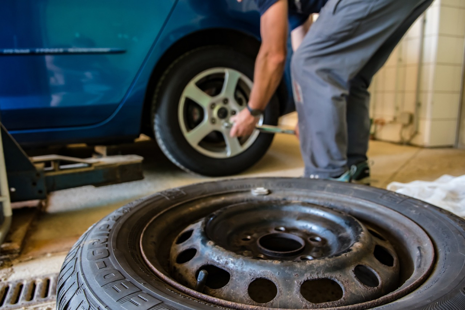 Последни дни за смяна на летните гуми със зимни, напомня NOVA.  От сряда „Пътна полиция” започва да глобява, ако гумите са износени или грайферът им е...
