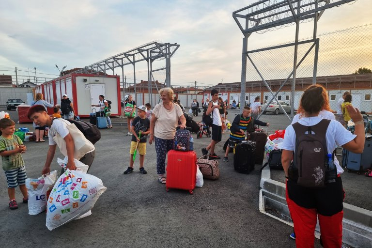 Започва извозването на последните групи украински граждани от буферния център в Елхово. 
С първите два автобуса ще бъдат транспортирани майки с малки...