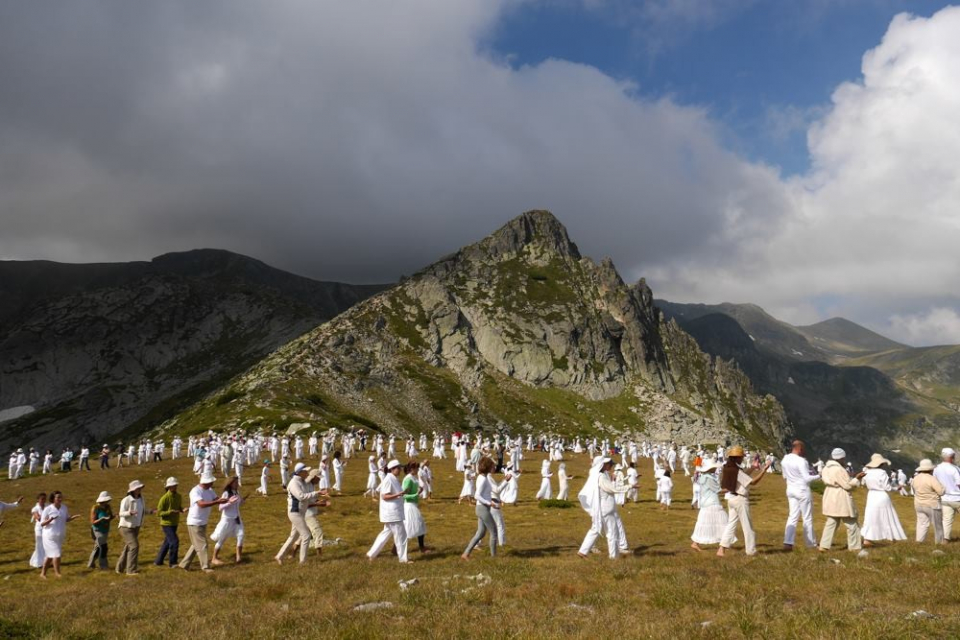 Стотици от Бялото братство се очаква да се включат в танца Паневритмия рано тази сутрин - на 19 август, когато последователите на Петър Дънов  посрещат...