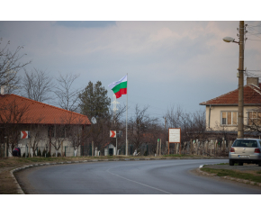 Поставиха петметров пилон с националния флаг на входа на ямболското село Роза