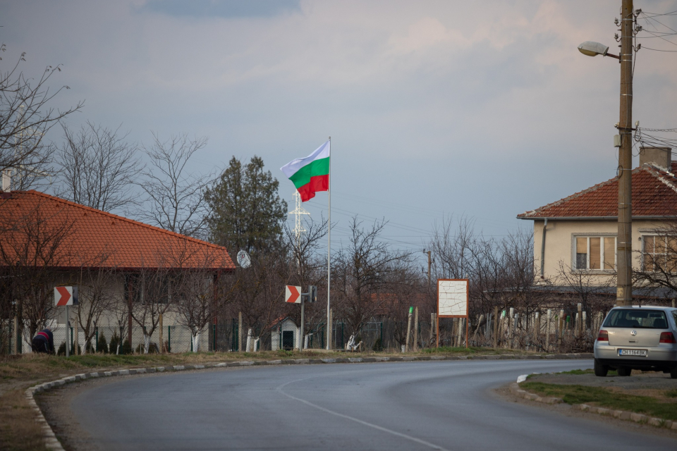 Монтираха петметров пилон с националния флаг на входа на ямболското село Роза. Инициативата е на кмета на селото Енчо Йоргов и Сдружение "Роза - 2022",...