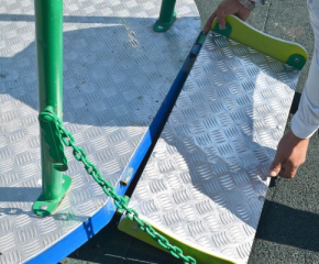 Потрошиха въртележка за деца с инвалидни колички в Разград