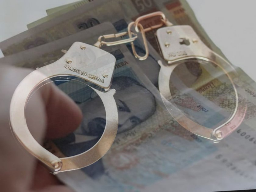 Граничен полицай е обвинен за изнудване и взимане на подкуп, съобщиха от окръжната прокуратура в Благоевград.
Установено е, че на 28 април в гр. Сандански...