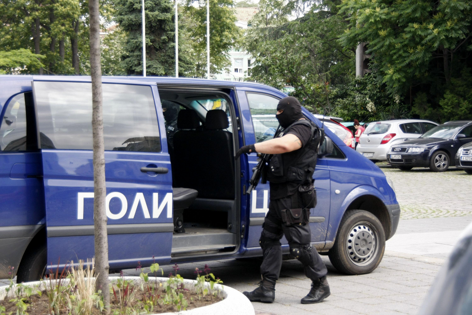 Петима мъже и жена са задържани при полицейска операция в Бургас. Те са привлечени към наказателна отговорност за това, че са извършвали регистрация на...