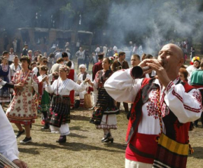 Повече от 20 хиляди посетители се очакват тази година на Международния фестивал на фолклорната носия край Жеравна
