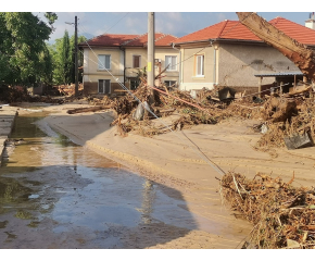 Повече от 600 000 лева ще получат пострадалите от наводненията в община Карлово, съобщи Ясен Сливенски от БЧК