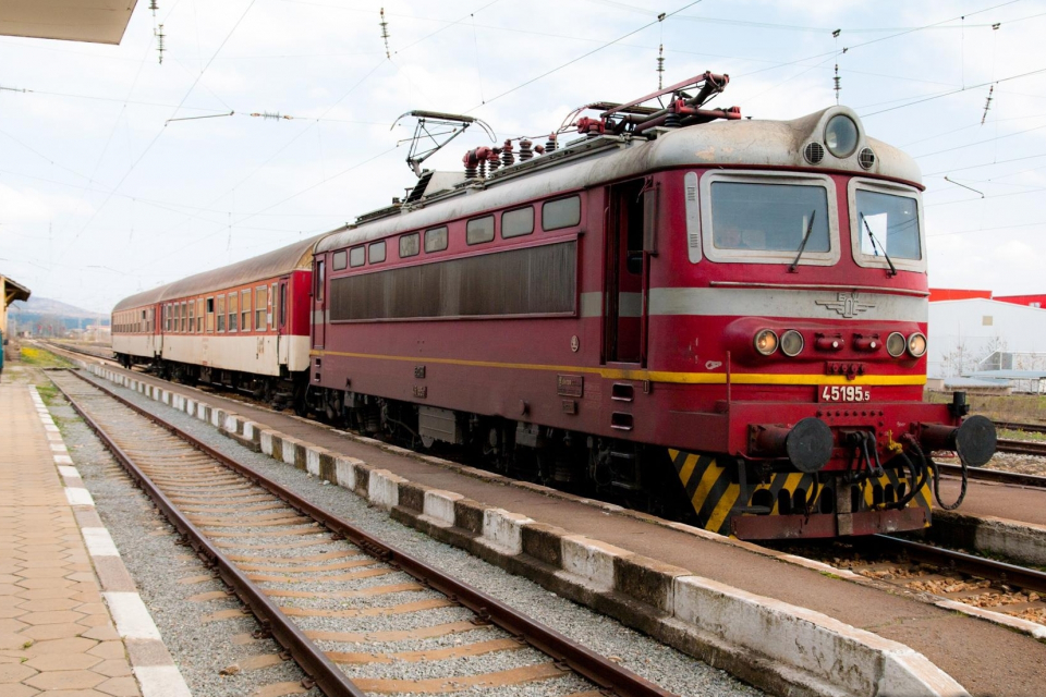 Нарушен е днес графикът за движение на влаковете между гарите Нова Загора и Хан Аспарух поради повреден товарен влак в участъка, съобщават от БДЖ. Отменени...