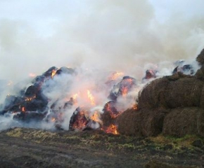 Пожар изпепели сеновал със 700 бали слама в Ситово 